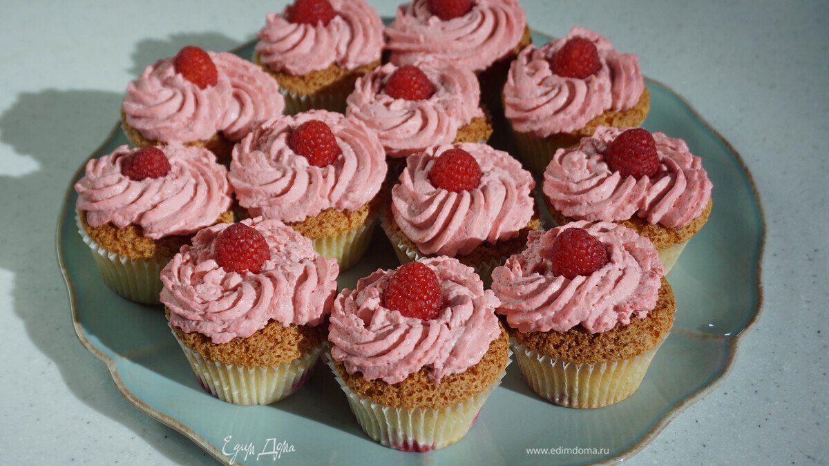 Малиновые капкейки со сливочным кремом