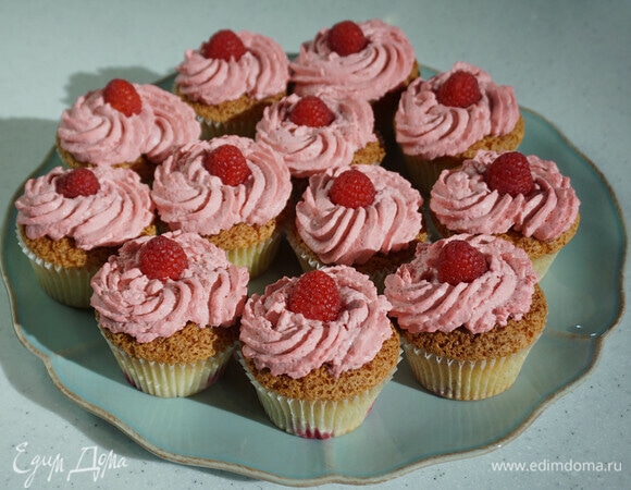 Малиновые капкейки со сливочным кремом Малиновые капкейки со сливочным кремом
