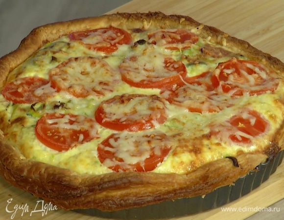 Слоеный луковый тарт с сыром и помидорами Слоеный луковый тарт с сыром и помидорами