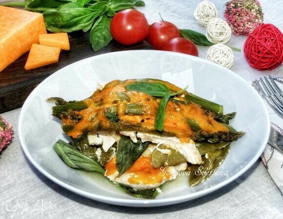 Куриное филе, запеченное со спаржей и молодым горошком Куриное филе, запеченное со спаржей и молодым горошком