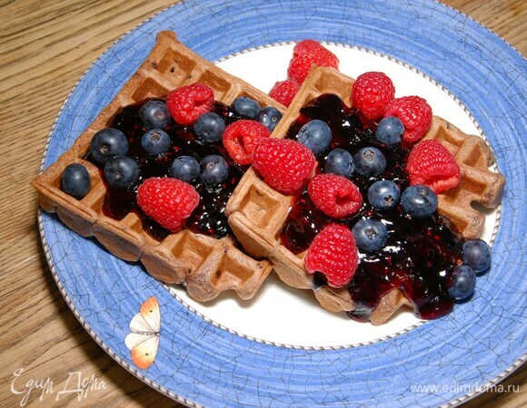 Шоколадно-кофейные вафли с джемом и свежими ягодами Шоколадно-кофейные вафли с джемом и свежими ягодами