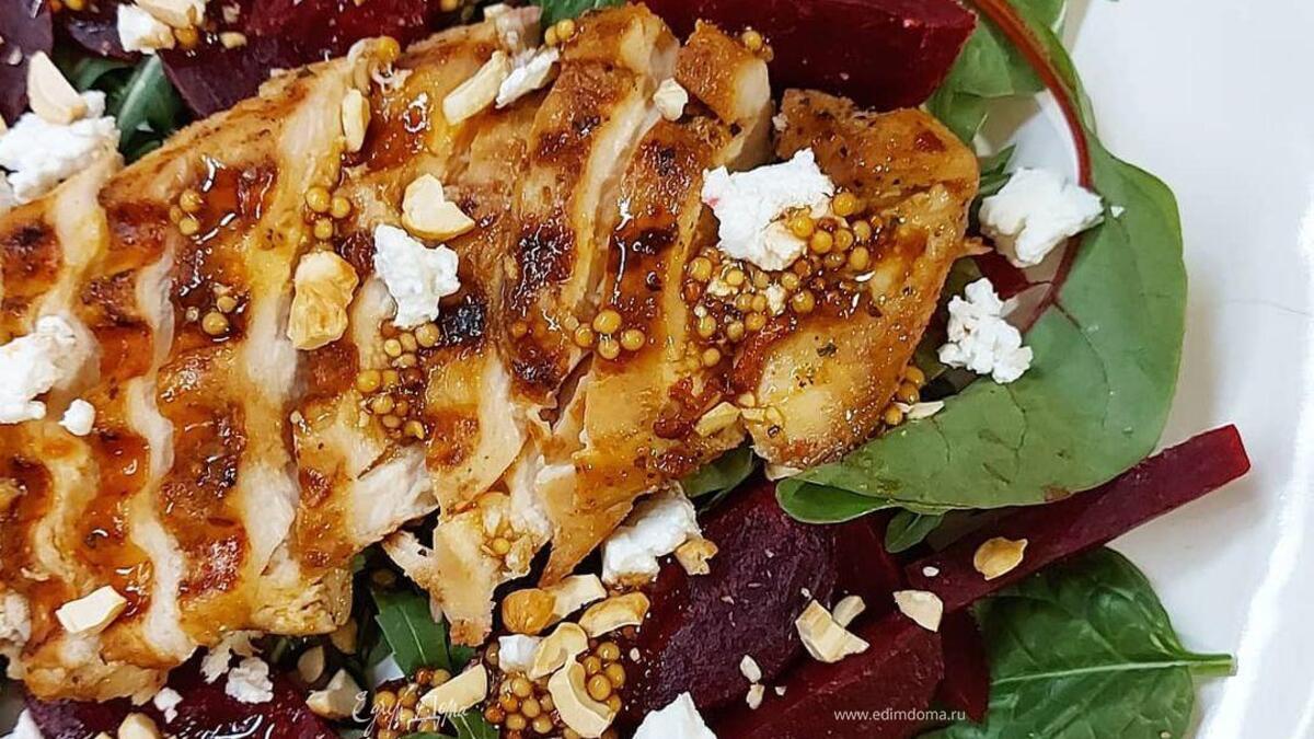 Салат со свеклой и куриным стейком