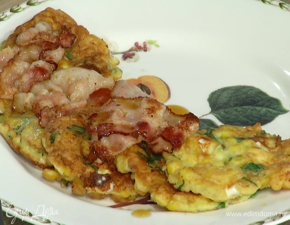 Кукурузные оладьи с фетой и беконом 