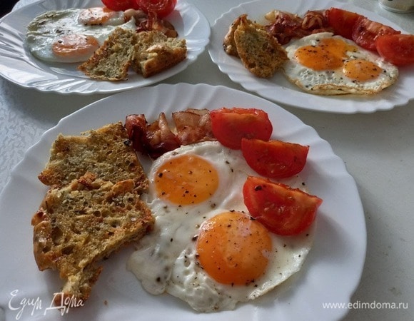Яичница с беконом и томатами