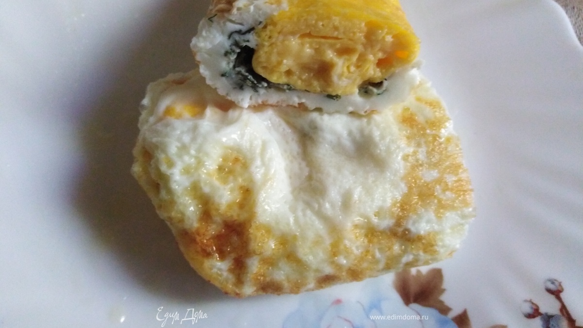 Яичный рулет с зеленью