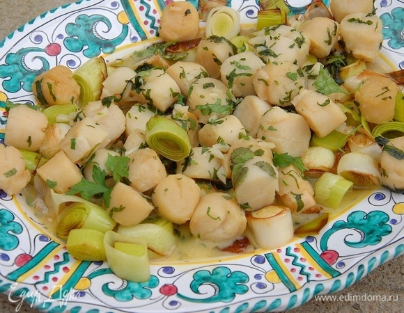 Закуска из морских гребешков с луком-пореем