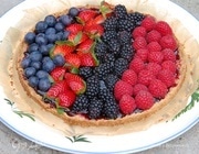 Песочный пирог с джемом и свежими ягодами