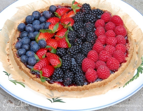 Песочный пирог с джемом и свежими ягодами Песочный пирог с джемом и свежими ягодами