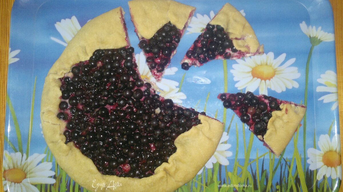 Кукурузная галета с творогом и черной смородиной