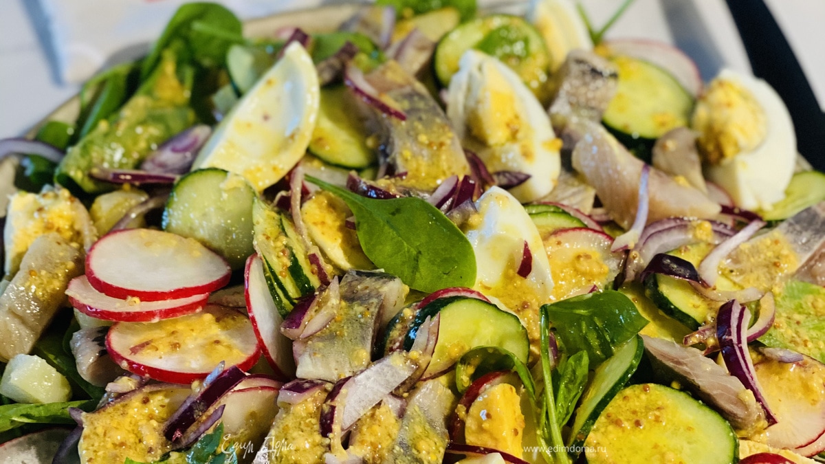 Салат с овощами и сельдью