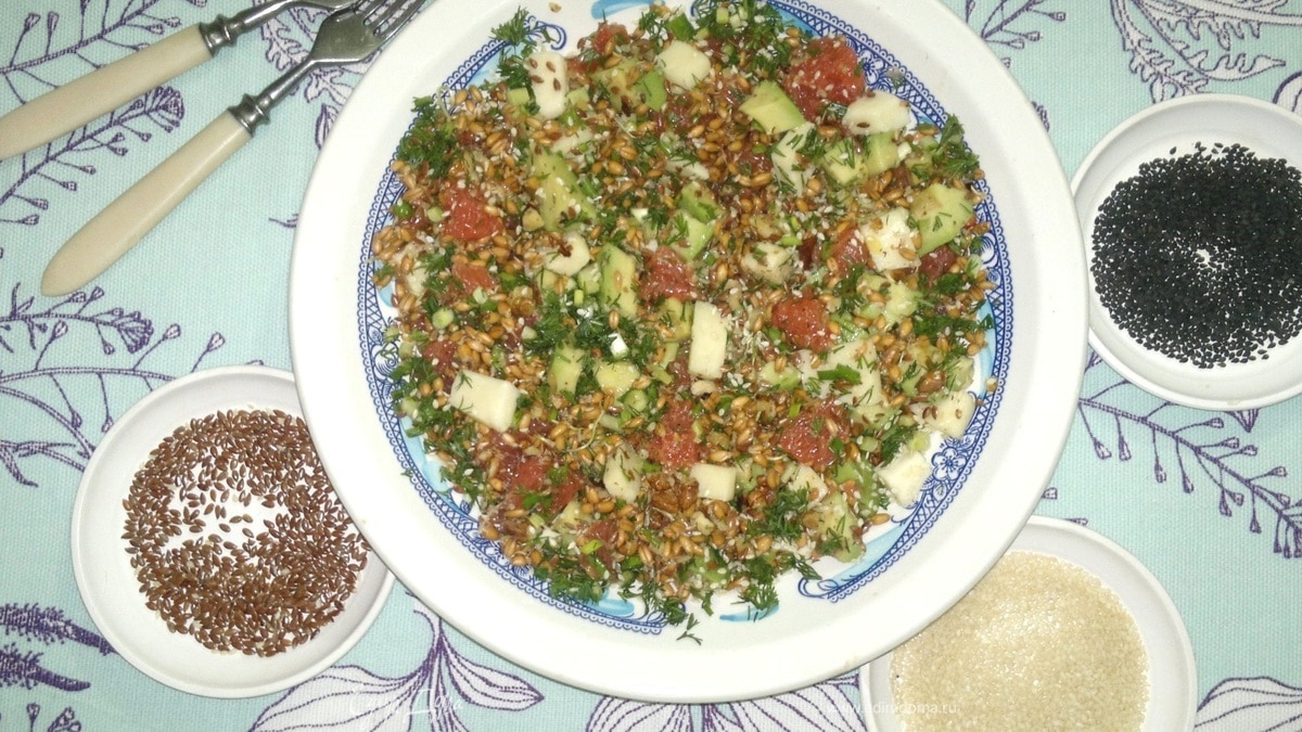 Салат с грейпфрутом, авокадо и проращенной пшеницей