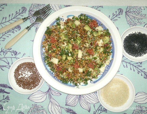 Салат с грейпфрутом, авокадо и проращенной пшеницей