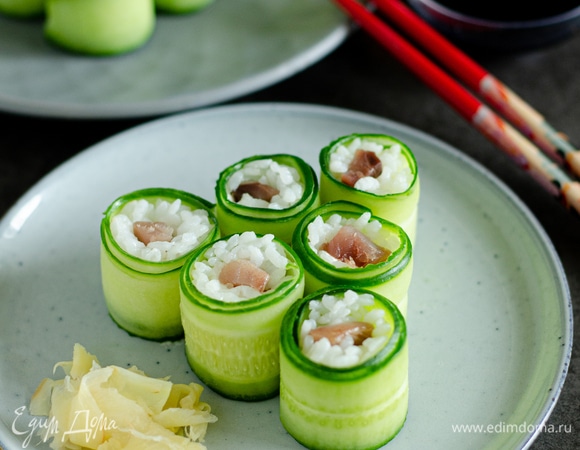 Роллы с копченой скумбрией и огурцом Роллы с копченой скумбрией и огурцом