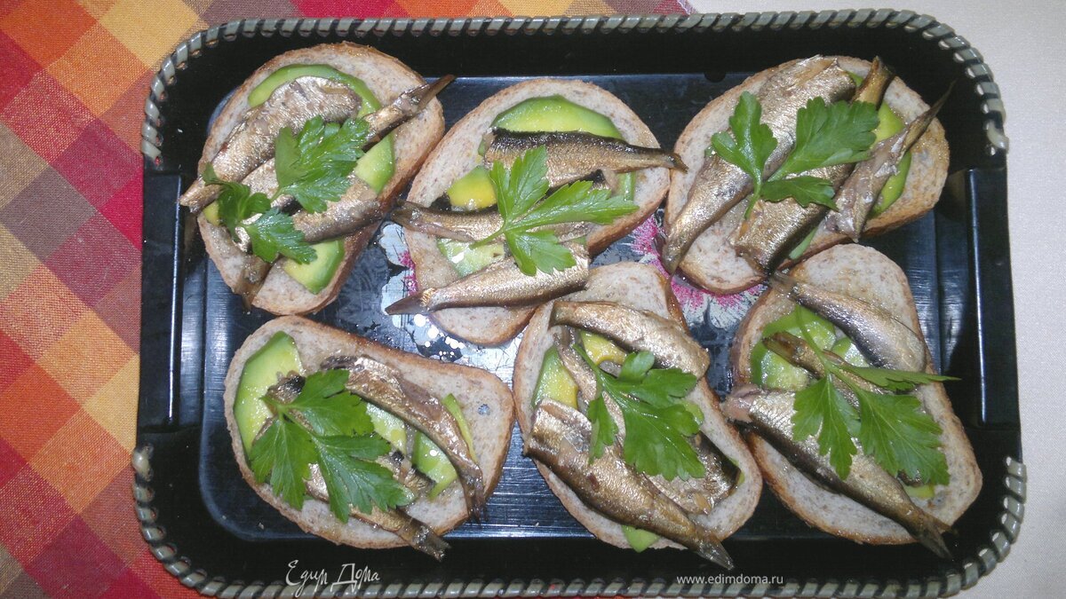 Тосты со шпротами и авокадо