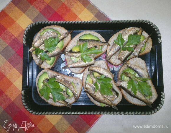 Тосты со шпротами и авокадо