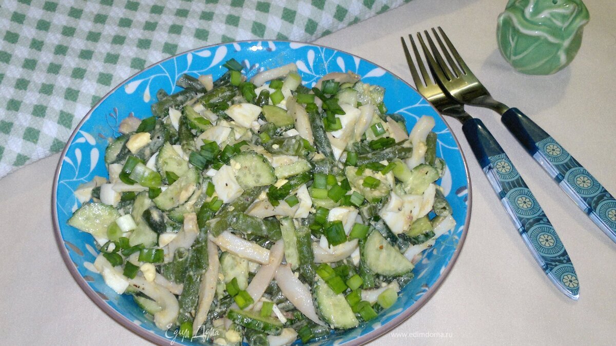 Салат с огурцами, стручковой фасолью и кальмарами
