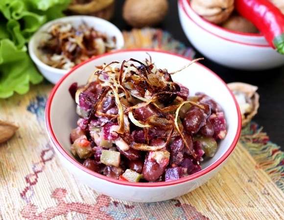 Фасолевый салат с ореховой заправкой