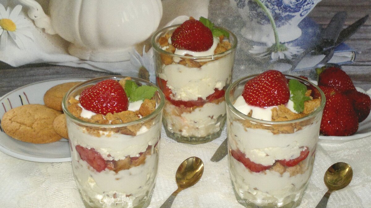 Трайфл с творогом и клубникой