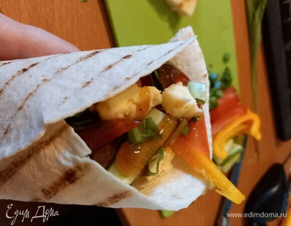 Тортилья с овощами и курицей