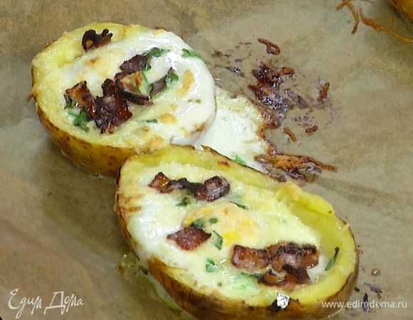 Запеченный картофель с сыром, яйцом и беконом