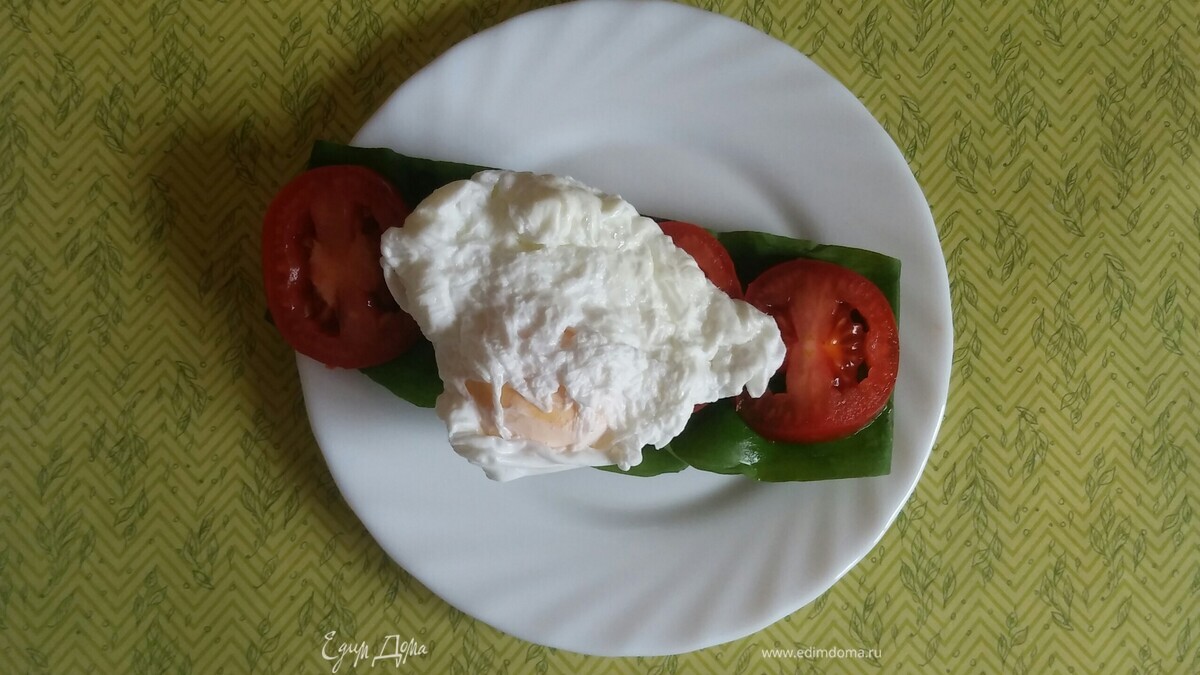 Тост из ржаного хлеба с черемшой и яйцом пашот