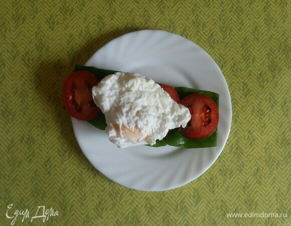 Тост из ржаного хлеба с черемшой и яйцом пашот 