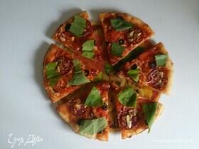 Пицца с колбасой, горчицей и овощами