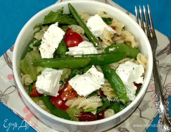 Салат с фузилли, овощами и овечьим сыром Салат с фузилли, овощами и овечьим сыром