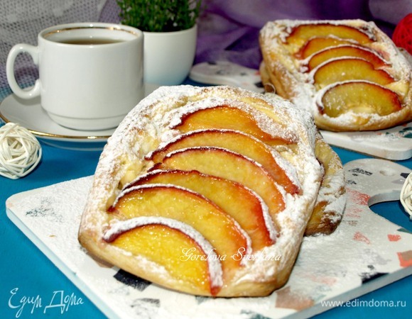 Слойки с персиками, кедровыми орехами и мягким сыром