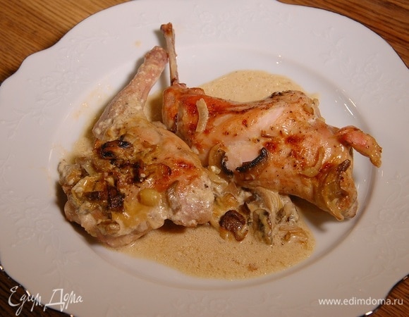 Кролик с грибами в сливочном соусе