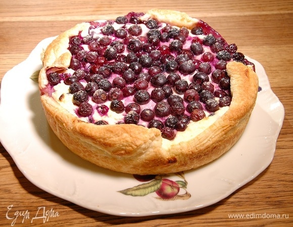 Ватрушка с ягодами и творожным кремом 