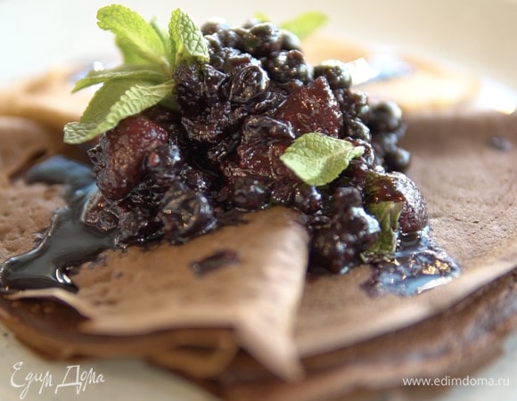 Блинчики с ягодным соусом и облепиховый чай