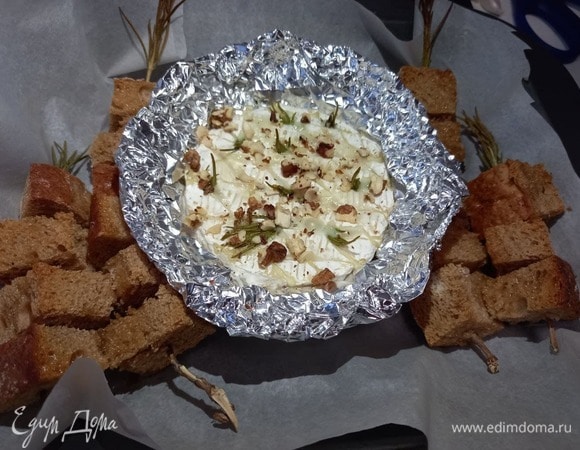 Камамбер, запеченный с розмарином и чесноком Камамбер, запеченный с розмарином и чесноком