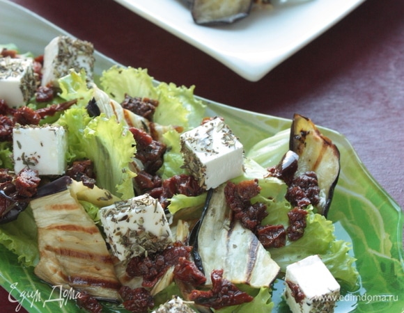 Теплый салат из баклажанов и вяленых томатов