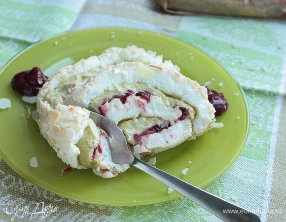 Меренговый рулет с фисташковым кремом и малиной Меренговый рулет с фисташковым кремом и малиной
