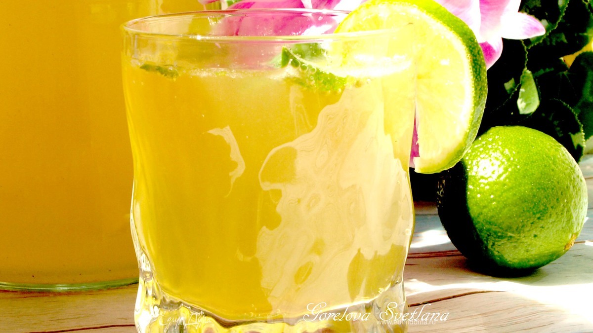Лимонад из зеленого базилика, яблок и сиропа из бузины