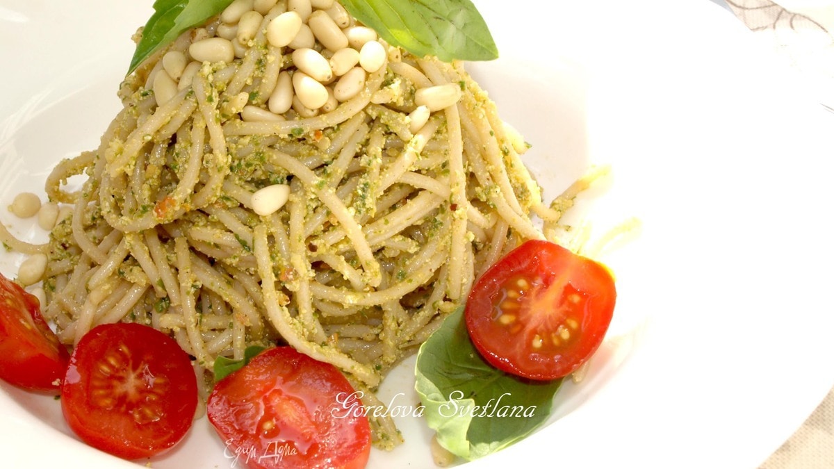 Полбяные спагетти с заправкой из тофу и руколы