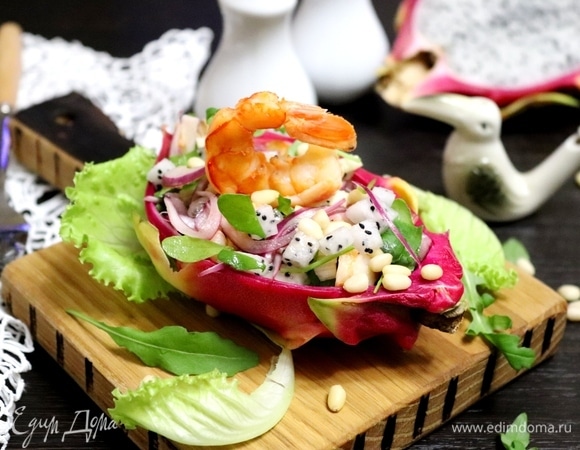 Салат с креветками и питахайей Салат с креветками и питахайей