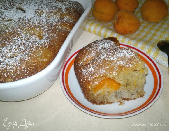 Шарлотка с абрикосами и сливами