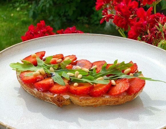 Брускетта с клубникой 