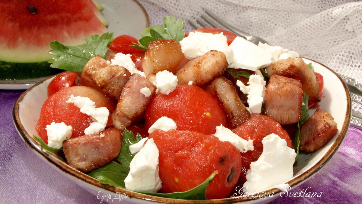 Салат с арбузом и грудинкой