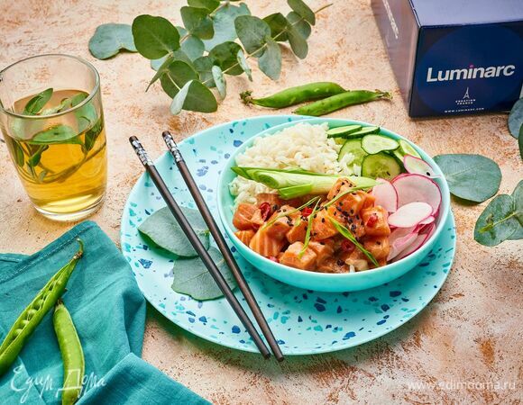 Поке с лососем и рисом Поке с лососем и рисом