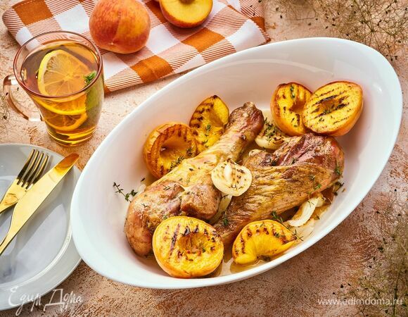 Голени индейки, запеченные с персиками