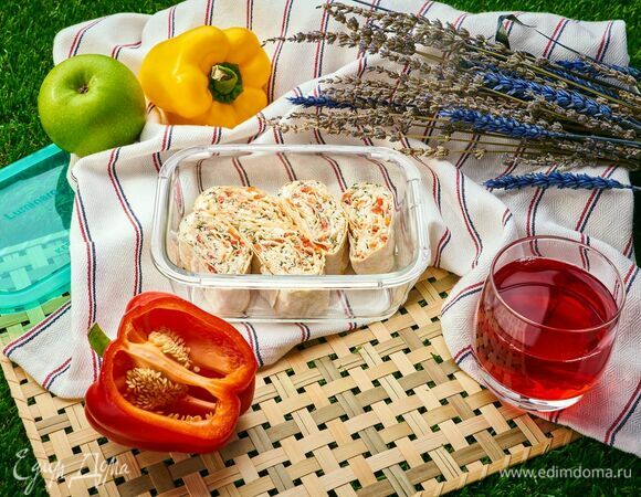 Рулетики из лаваша с творогом, сыром, чесноком и зеленью Рулетики из лаваша с творогом, сыром, чесноком и зеленью