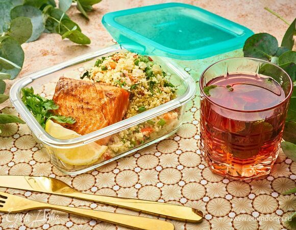 Семга на гриле с кускусом и овощами 