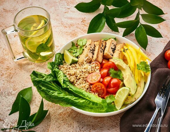 Боул с киноа, жареным тофу и овощами Боул с киноа, жареным тофу и овощами