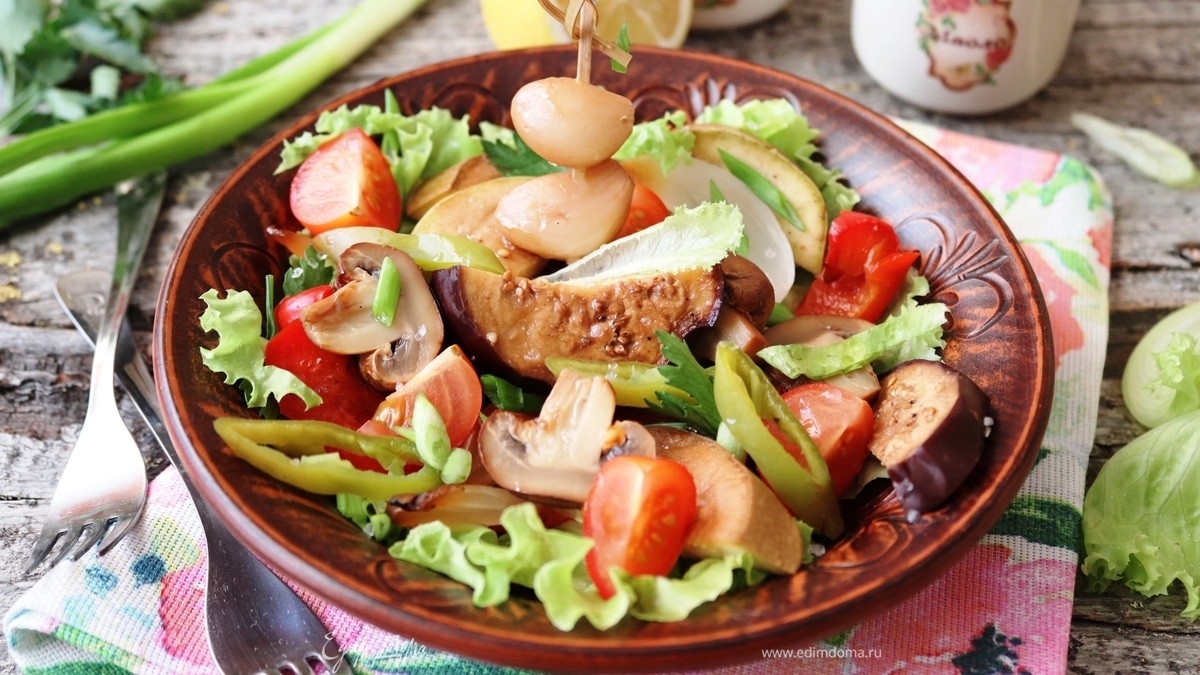 Салат из копченых овощей и шампиньонов