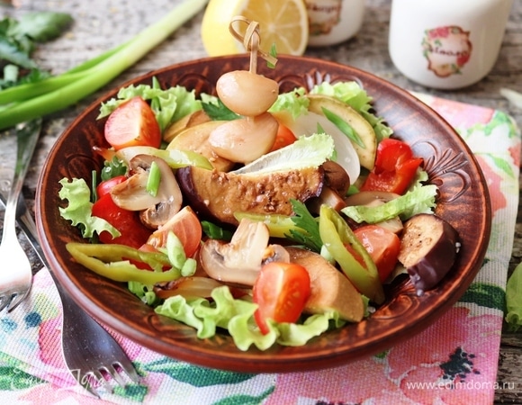 Салат из копченых овощей и шампиньонов Салат из копченых овощей и шампиньонов