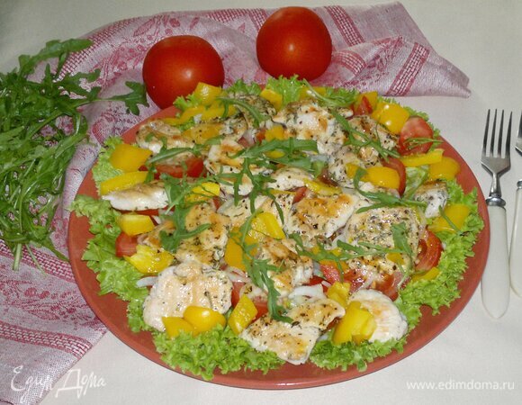 Теплый овощной салат с курицей гриль