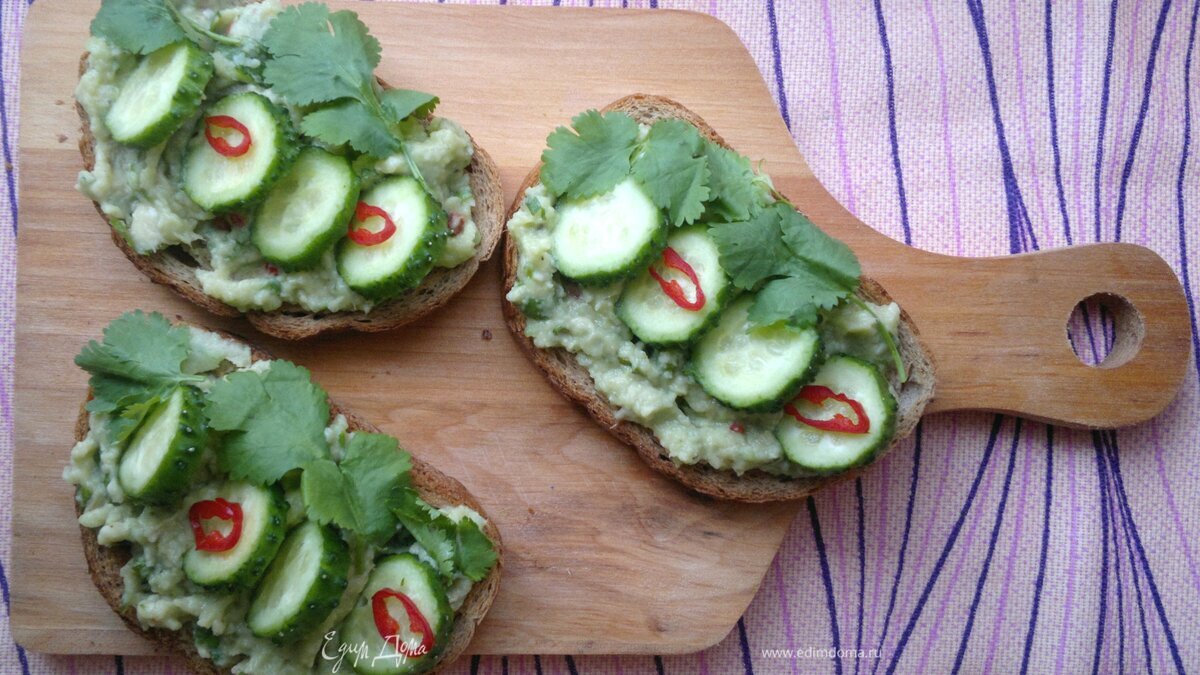 Тосты с гуакамоле и огурцом